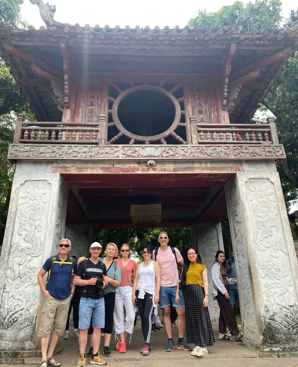 Hanoi private culture experience learning Vietnamese on the street